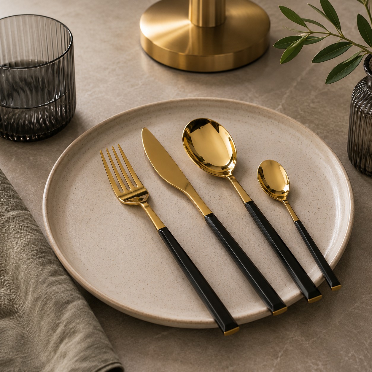 set pezzi posate oro e nero